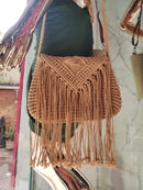 BOLSA DE MACRAMÊ COM FRANJA