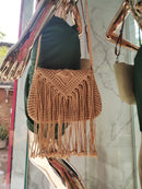 BOLSA DE MACRAMÊ COM FRANJA